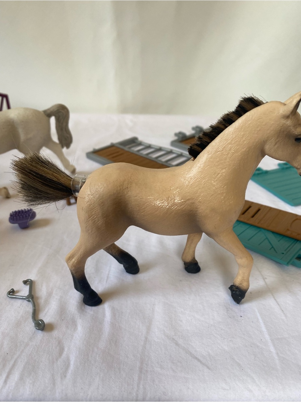 Schleich Set of 3 Horse Figures Plus Jump Bar Pen Grooming Accessories - Picture 8 of 13